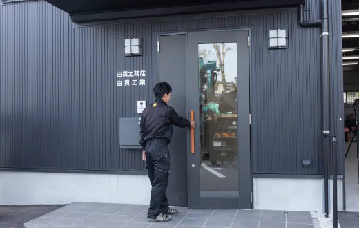 事務所出勤時の写真